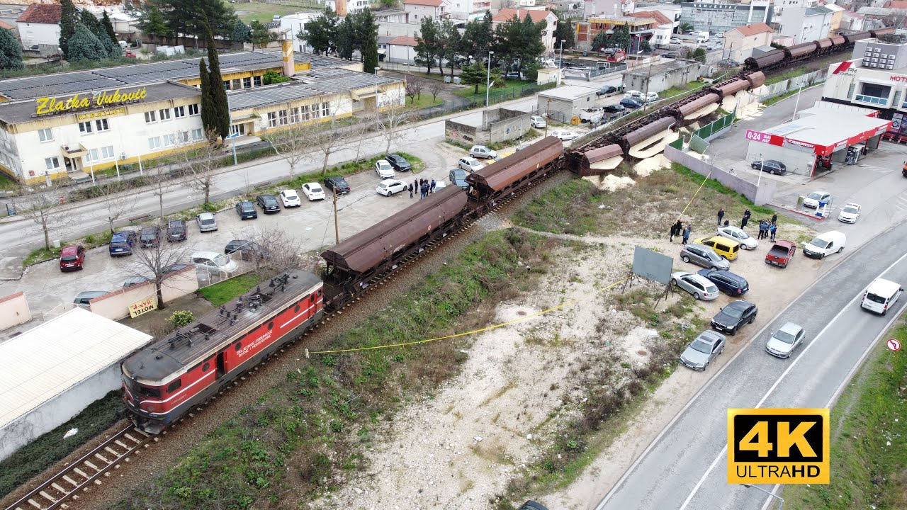 Voz iskočio iz tračnica u Mostaru. Prevrnuli se vagoni sa rasutim teretom.