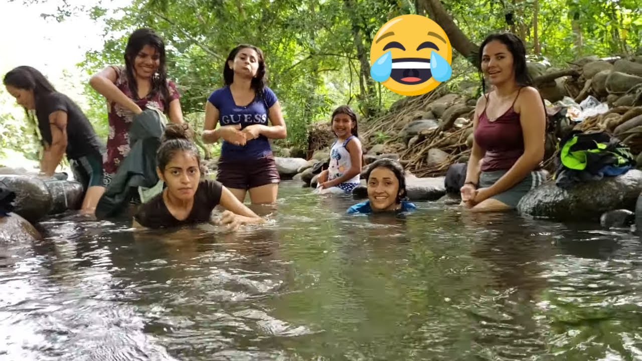 Competencia En El Río Bajo El Agua.Lavando Ropa.P7