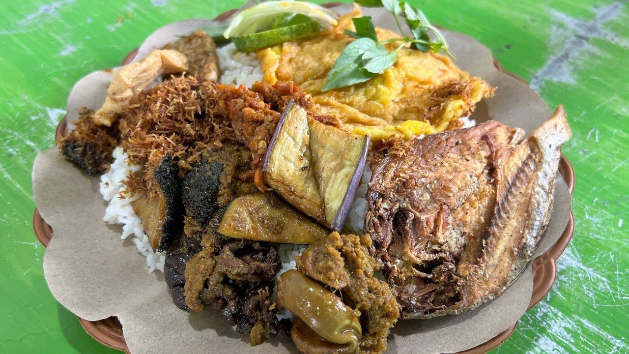 MAKAN SAMBELAN MBAK ENDEL DIJAMIN GOBYOS!!