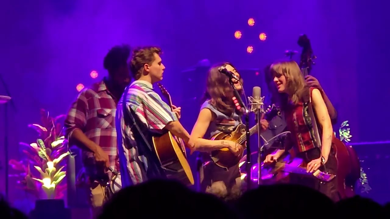 Larkin Poe à la Salle Pleyel (24-10-2025)  Mad As A Hatter (acoustic)