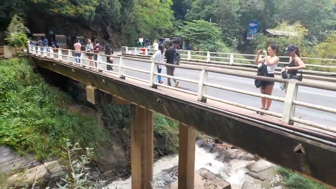 இராவணா எல்ல நீர்வீழ்ச்சியை பார்வையிடும் சுற்றுலா பயணிகள்