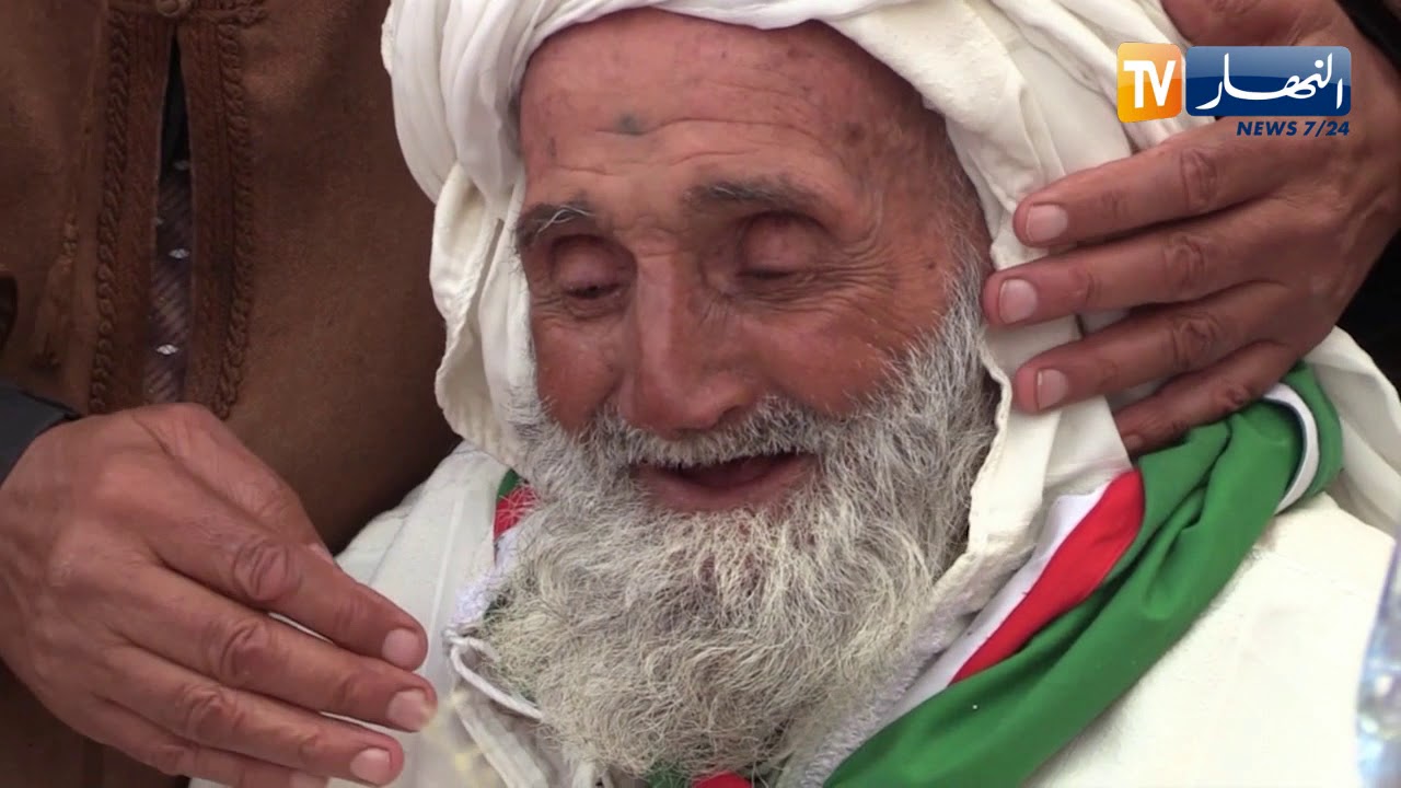 أم البواقي: الحركاتي..  شيخ تجاوز القرن يتمسك بالأغنية الثورية رغم كبر سنه
