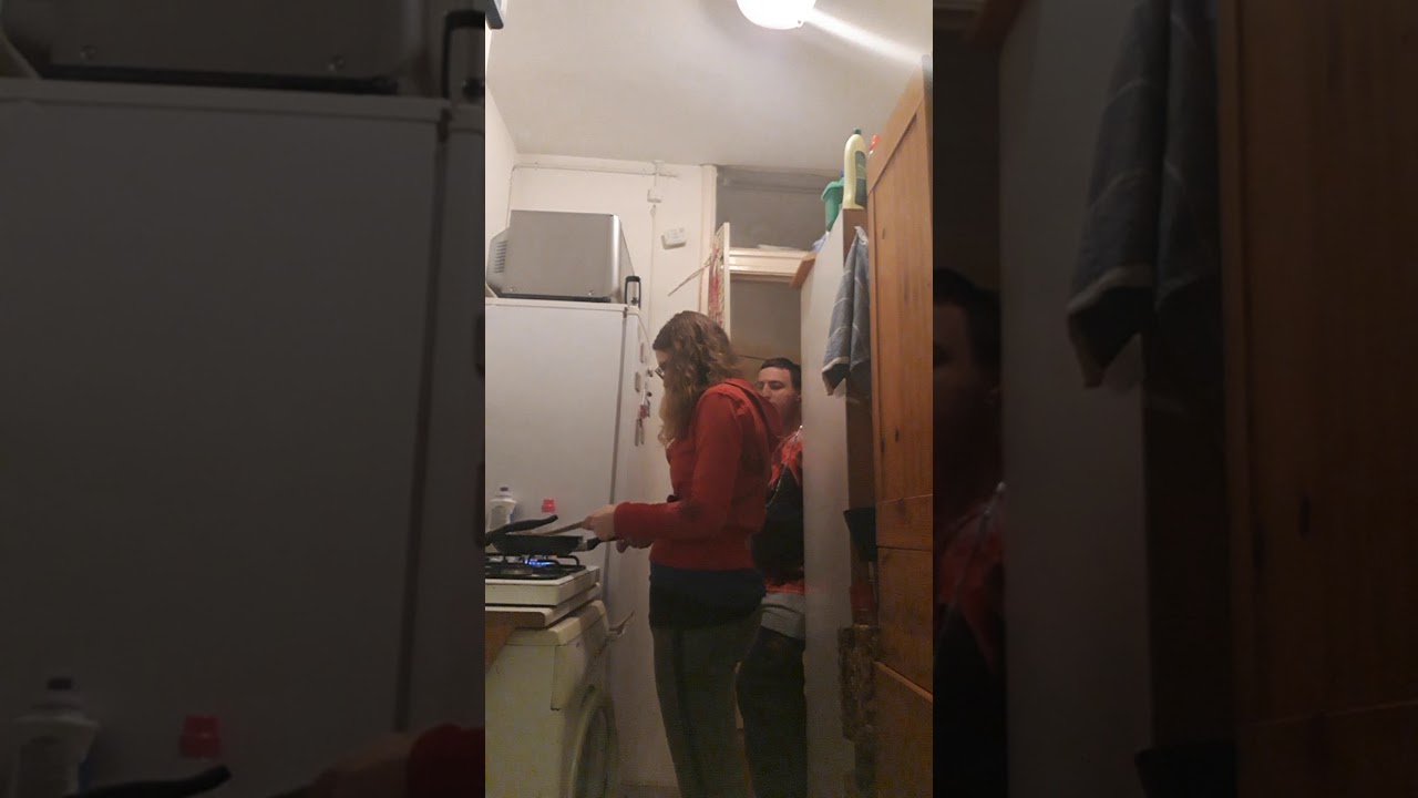 We  zijn  aan  koken voor me moeder