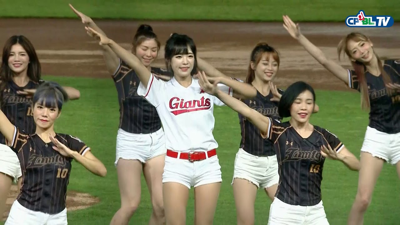 06/17 Lamigo vs 兄弟 賽前，韓國Lotte Giants Cheerleader與LamiGirls聯手帶來精采開場舞蹈表演
