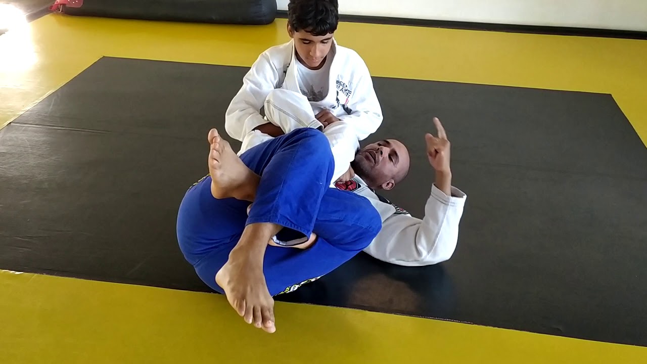 DEFESA TOP DE ARM LOCK COM OS PÉS CRUZADOS