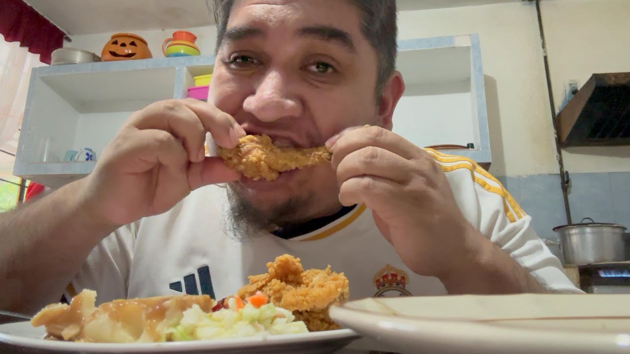 COMIENDO POLLO CON ENSALADA