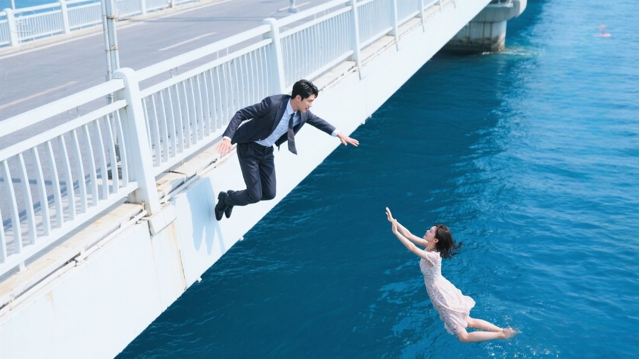 Rất đẹp trai! Bạn gái bị rơi xuống biển, bạn trai vượt qua nỗi sợ hãi và nhảy xuống biển để cứu.
