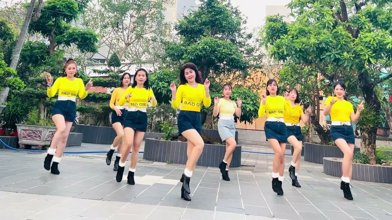 Nhóm LineDance Hoàng Mỹ chúc mọi người một năm mới an lành, hạnh phúc  🌺🌼☘️Happy New Year (Remix)