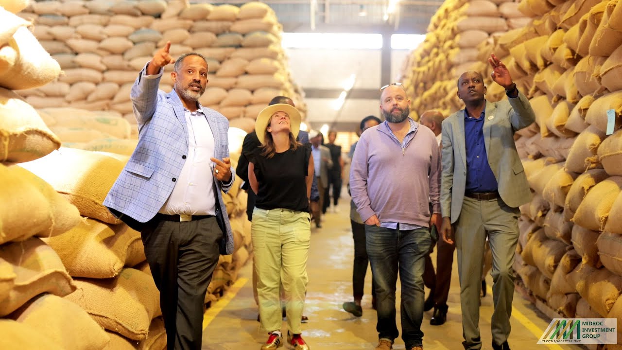 የስታርባክስ ዓለማቀፍ ቡና ትሬዲንግ ኩባንያ ከፍተኛ የስራ ኃላፊዎች በሚድሮክ ኢንቨስትመንት ግሩፕ የቡና ማዘጋጃና ማከማቻ ያካሄዱት ጉብኝት።