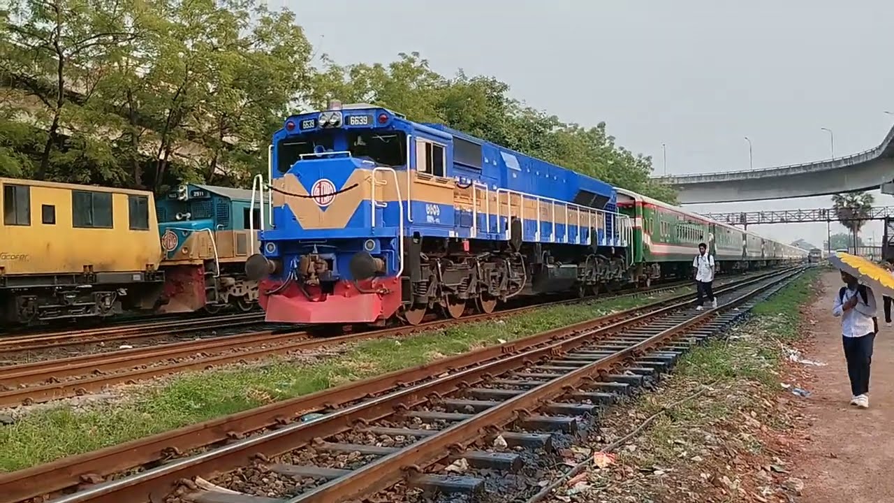 Bangladesh Railway || Bangladeshi Train Crossing || Train Crossing || Dhaka Train Crossing || Train