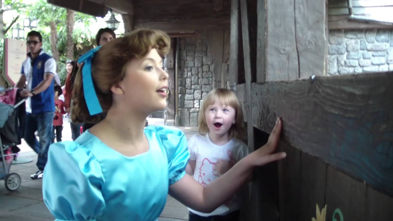 Hide and seek with Peter Pan and his friends (Peter and Wendy hide)