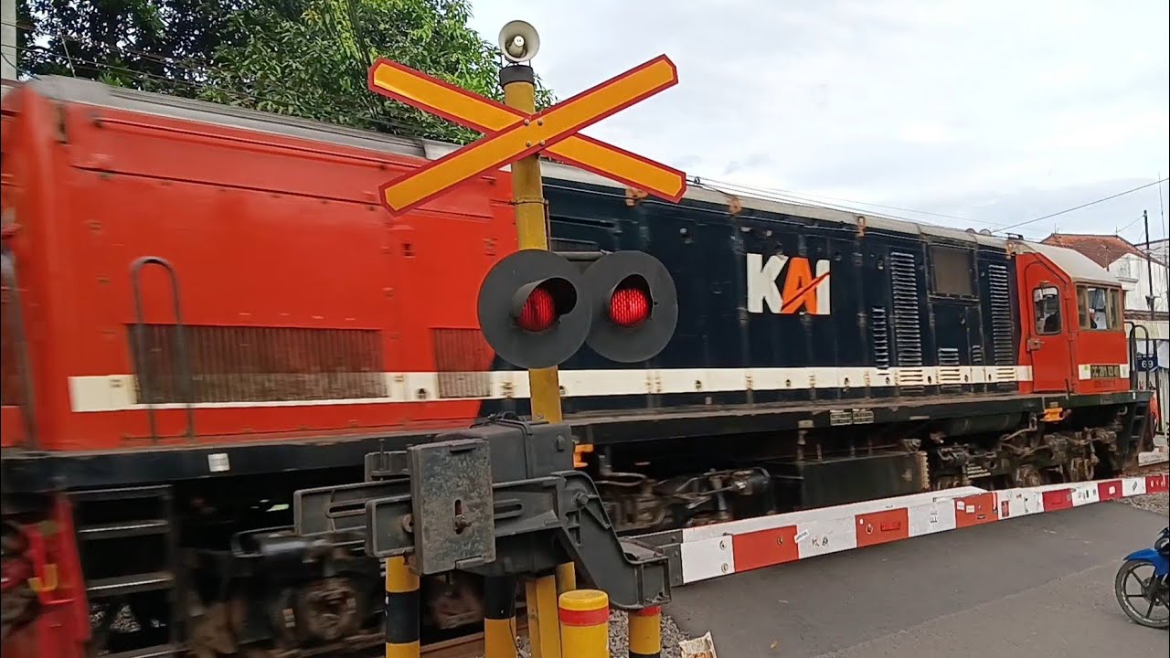 2 Kereta Api Lokomotif Merah Biru | 3 Perlintasan Kereta Api Alkmaar