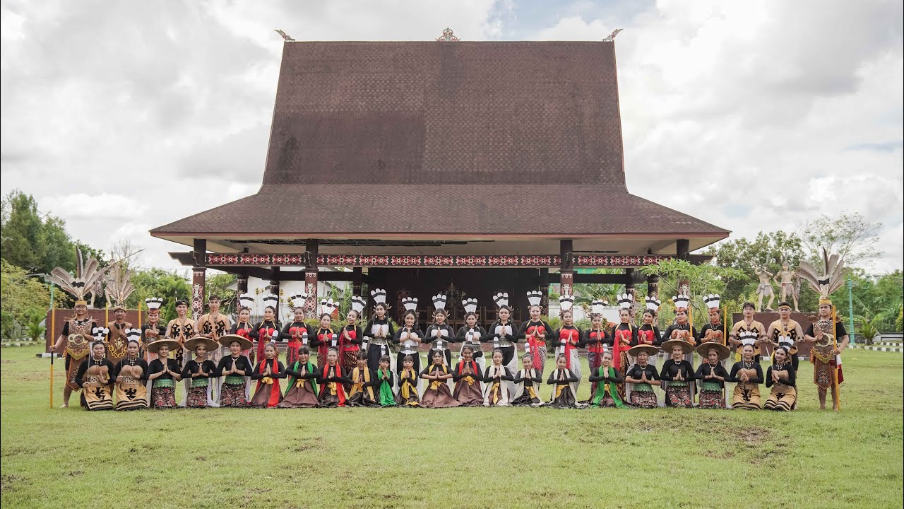 Tari Kolosal “Hapumpung Manggatang Tarung” by Sanggar Hagatang Tarung