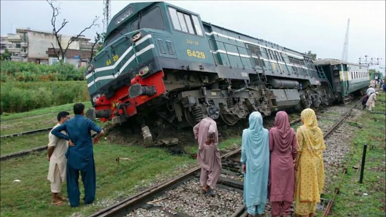 Pakistan Railways 11UP-Hazara Express Arrival and Derail Train 105UP-Rawal Express