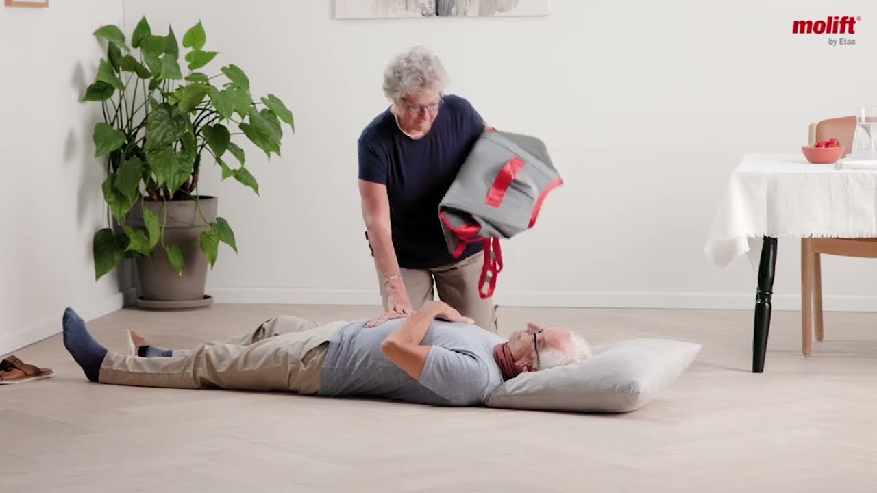 Molift Mover 180 - Elderly couple with woman lifting her husband from floor.