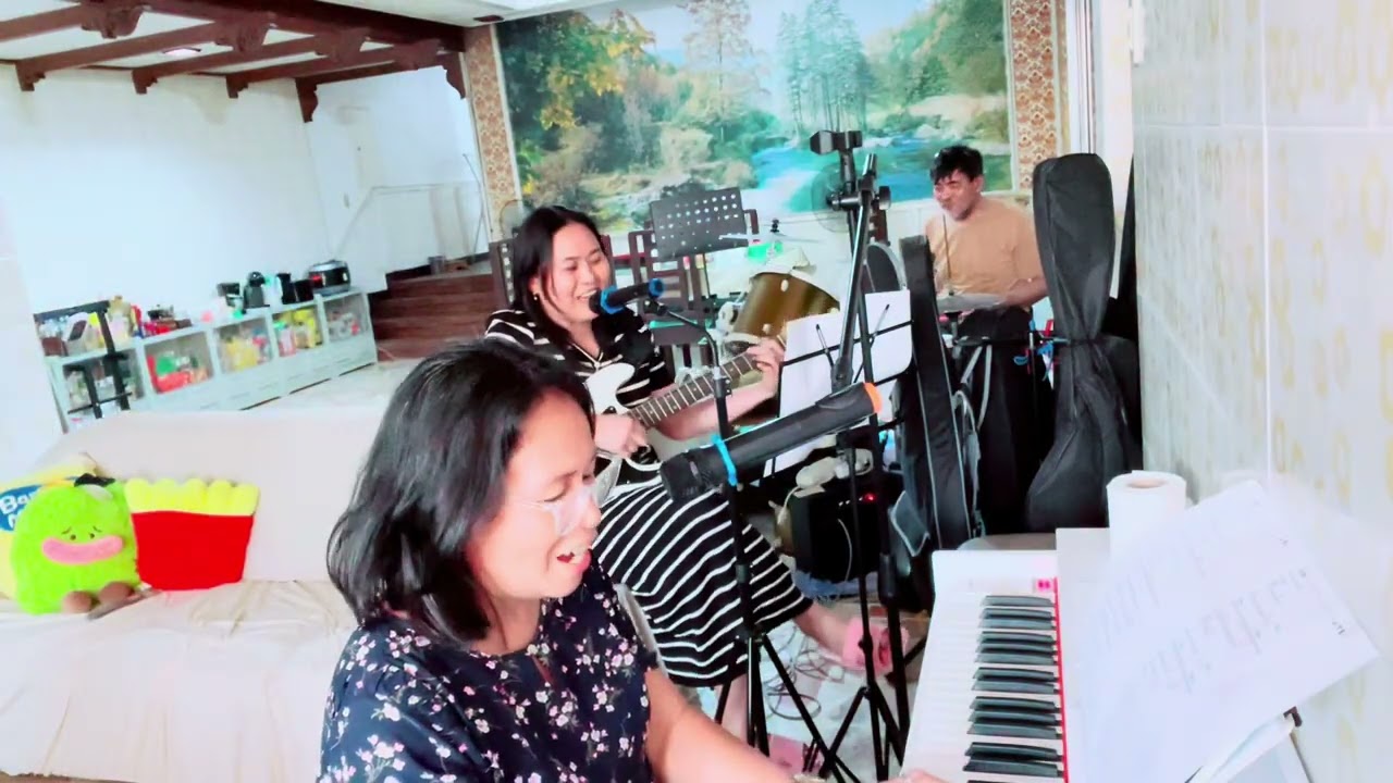 Jammin with kuya and ate yen plus the tambourine gurl hahaha lolaaaaa 
