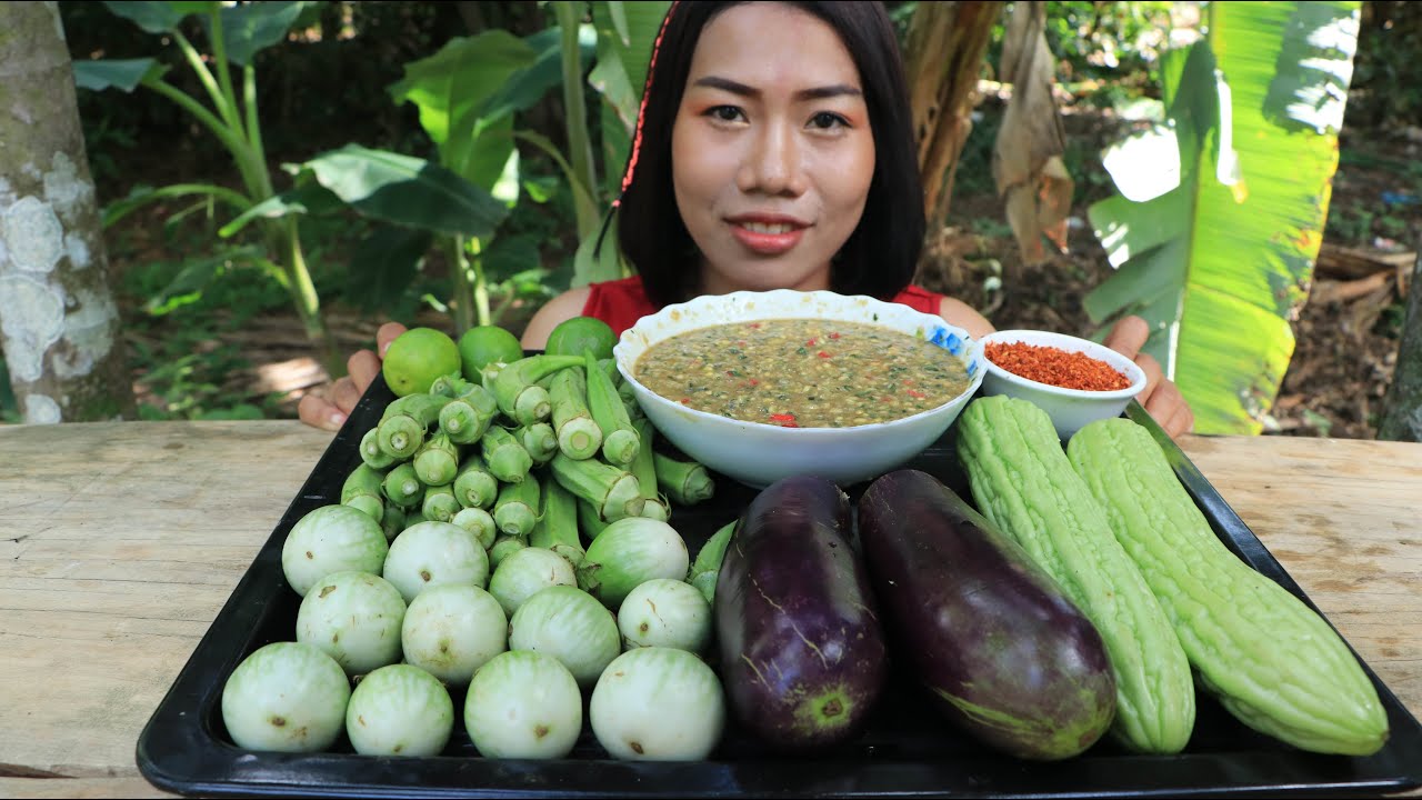 Eating vegetable Eggplant Bitter melon and lady finger