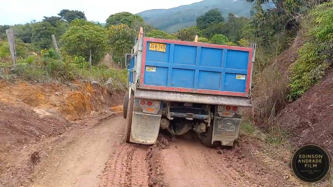 volquetas Cargando Arena por Trochas Colombianas