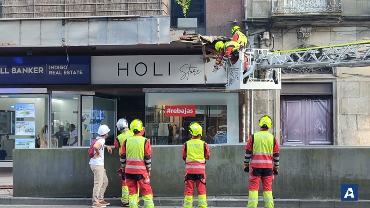 Los bomberos de Vigo trabajan en la zona en la que unas vigas cayeron a la calle