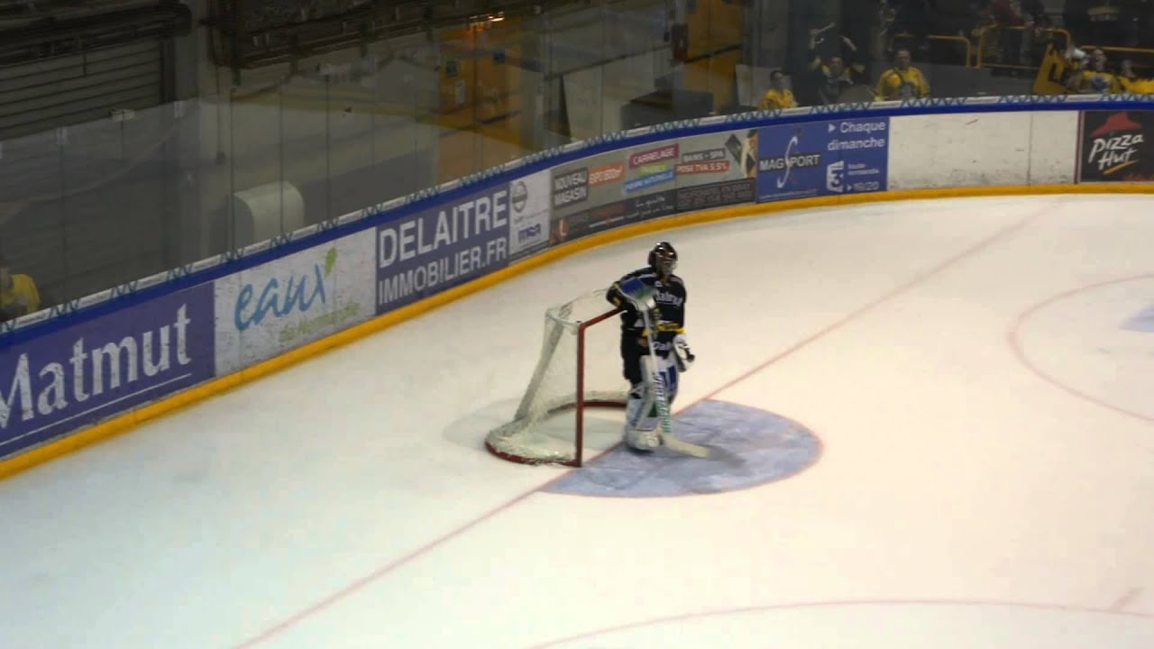 Fabrice Lhenry face au jet d'objet d'un supporter des Gothique d'Amiens : Rouen Hockey (RHE 76)