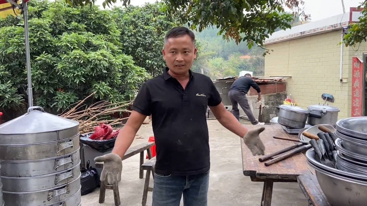 桌子板凳全部拉来了，大家赶紧卸车，为妹妹的满月酒做准备 #我的乡村生活 #三农 #二哥