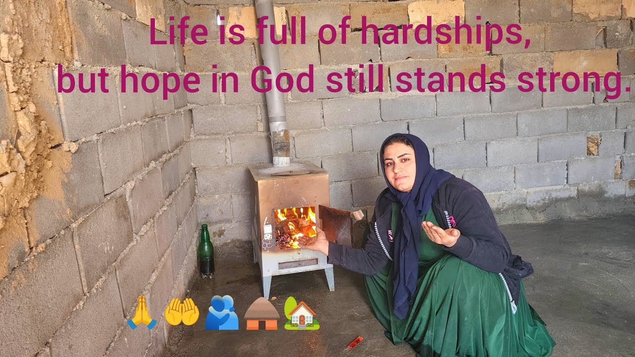 Спасаясь от холода | Бездомная мать устанавливает дровяную печь у себя дома 🏚⛺️