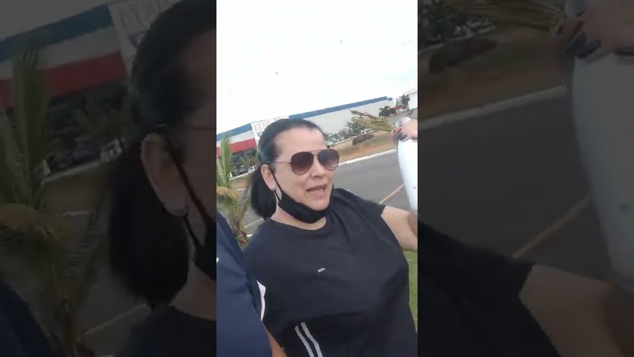 Fazendo caminhada e comendo pão de queijo.  Pode?        