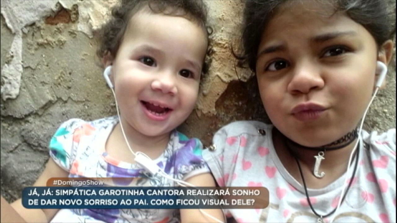 Domingo Show invade escola em SP para encontrar cantora f&atilde; de Mar&iacute;lia Mendon&ccedil;a