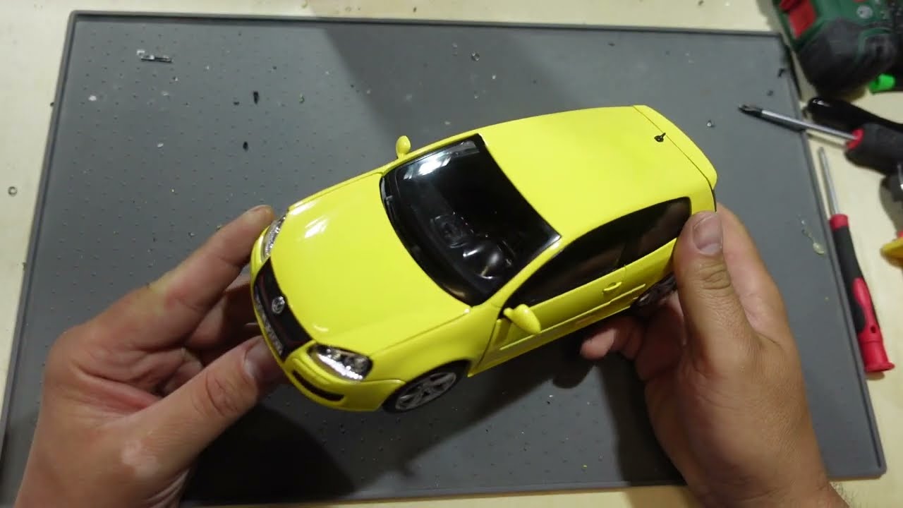 VW Golf 5 Pirelli 1:18 Norev 