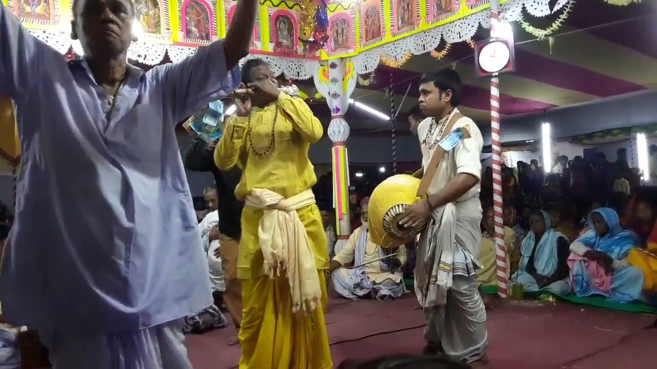 উস্তাদ  অবিনাশ মন্ডল,  বাংলার শ্রেষ্ঠ বংশীবাদক,  গুরুদক্ষিণা  সম্প্রদায়। জেঠাগ্রাম, ব্রাহ্মণবাড়িয়া।