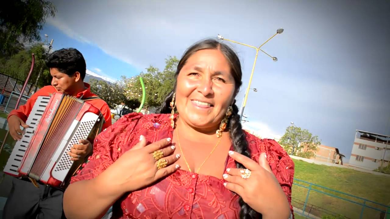NORA GALINDO  tema Voy Buscando mi Destino letra y música D.R.