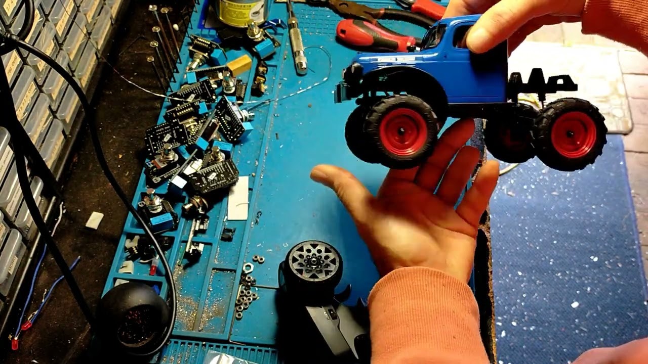 What's In My Garage - FMS FCX24 Power Wagon(Bluey)