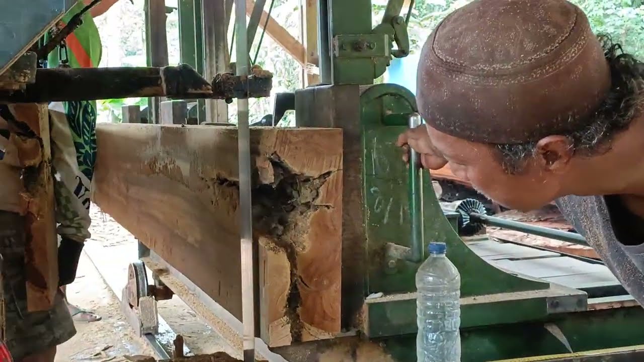 The hollow teak wood makes the operator frightened. 