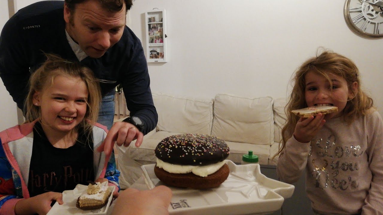Lørdags hygge🥰Vi køber en masse kager & smager på dem🥮🥧🧁🍰🙈