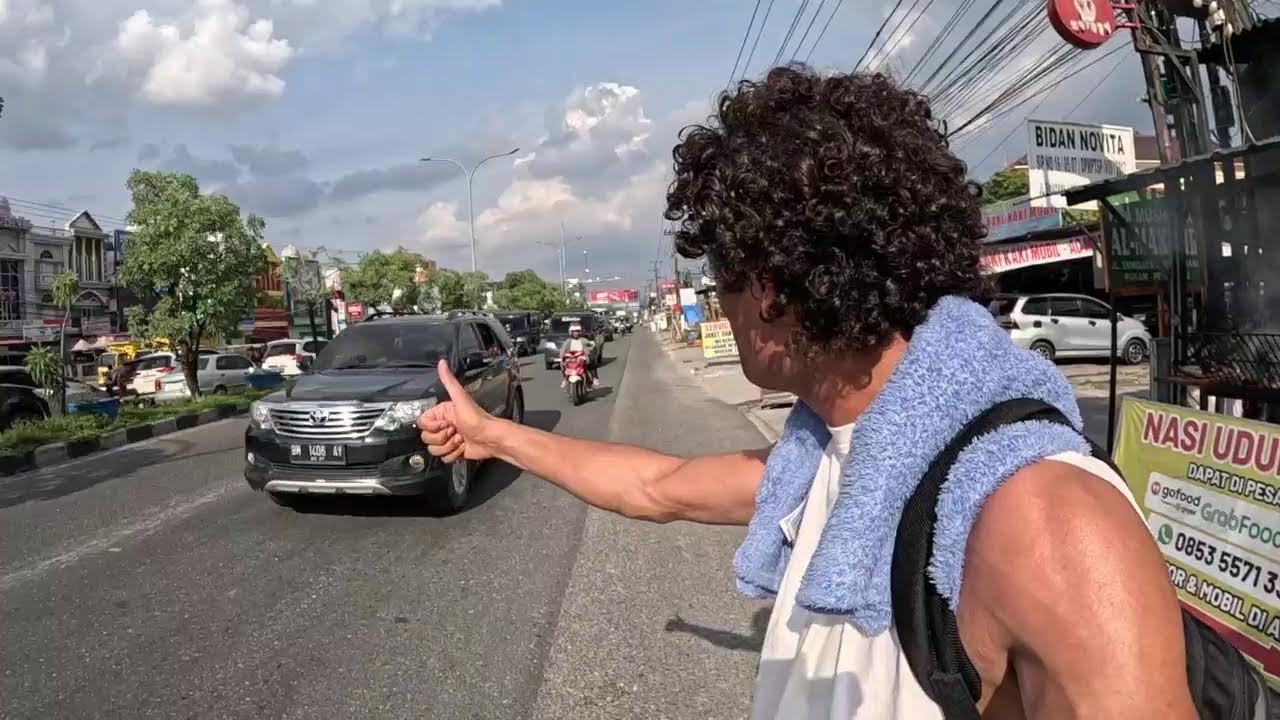 ЖИВИТЕ СЕЙЧАС! ГРАЖДАНИН ТУРЦИИ ПРОГУЛЯЕТ ИЗ ПЕКАНБАРУ В ПАДАНГ 🇮🇩😱