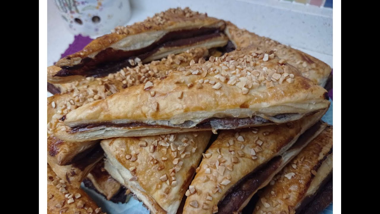 TRIÁNGULOS DE HOJALDRE RELLENOS DE CREMA DE CHOCOLATE. ¡Buenísimos!