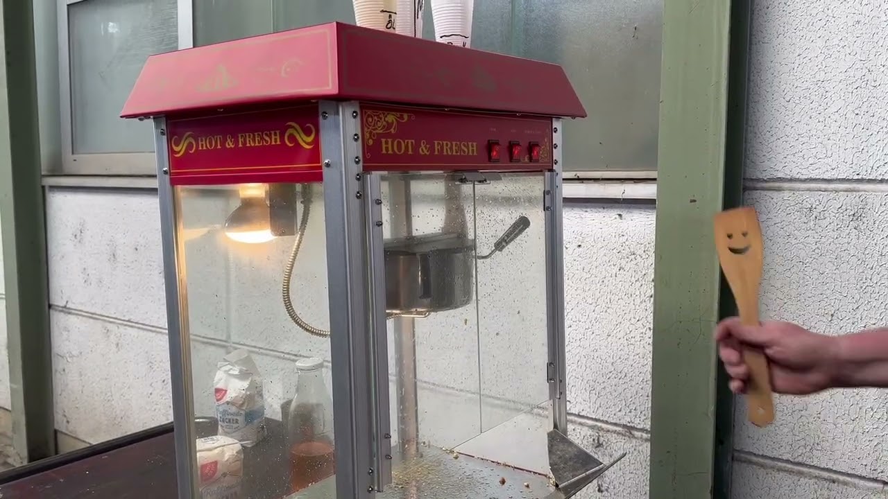 Produktion von Popcorn mit einer Popcornmaschine