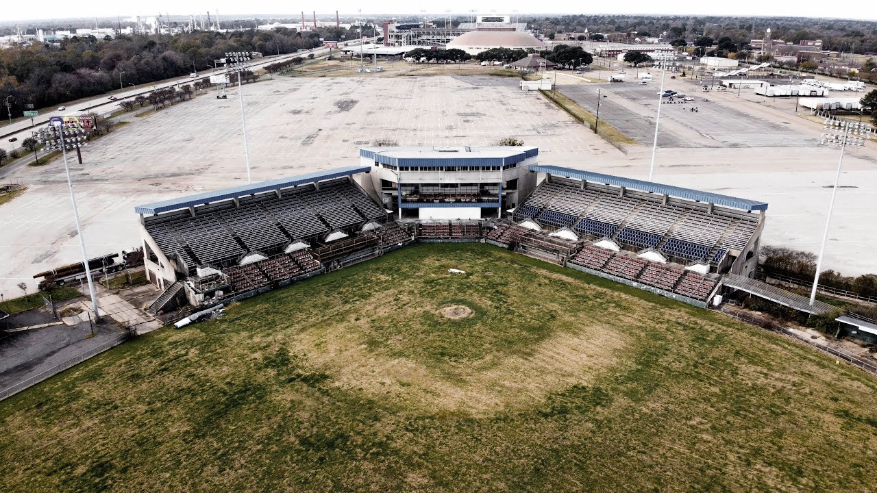 Exploring an ABANDONED Baseball Field! [FOUND PLAYER UNIFORMS!]