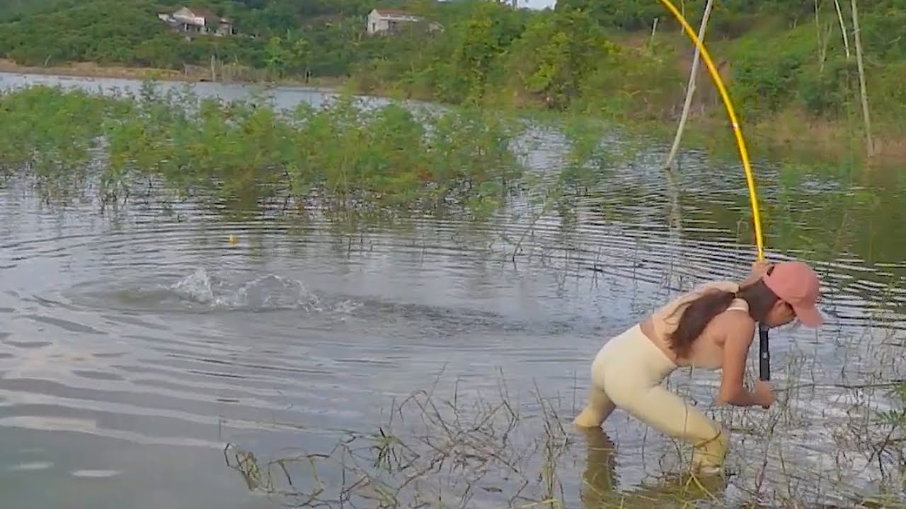 幽默的老闆要讓美女「爽」！美女花200元在魚池釣一整個下午，老闆虧的都要跳湖了！【女钓友微微】#钓鱼