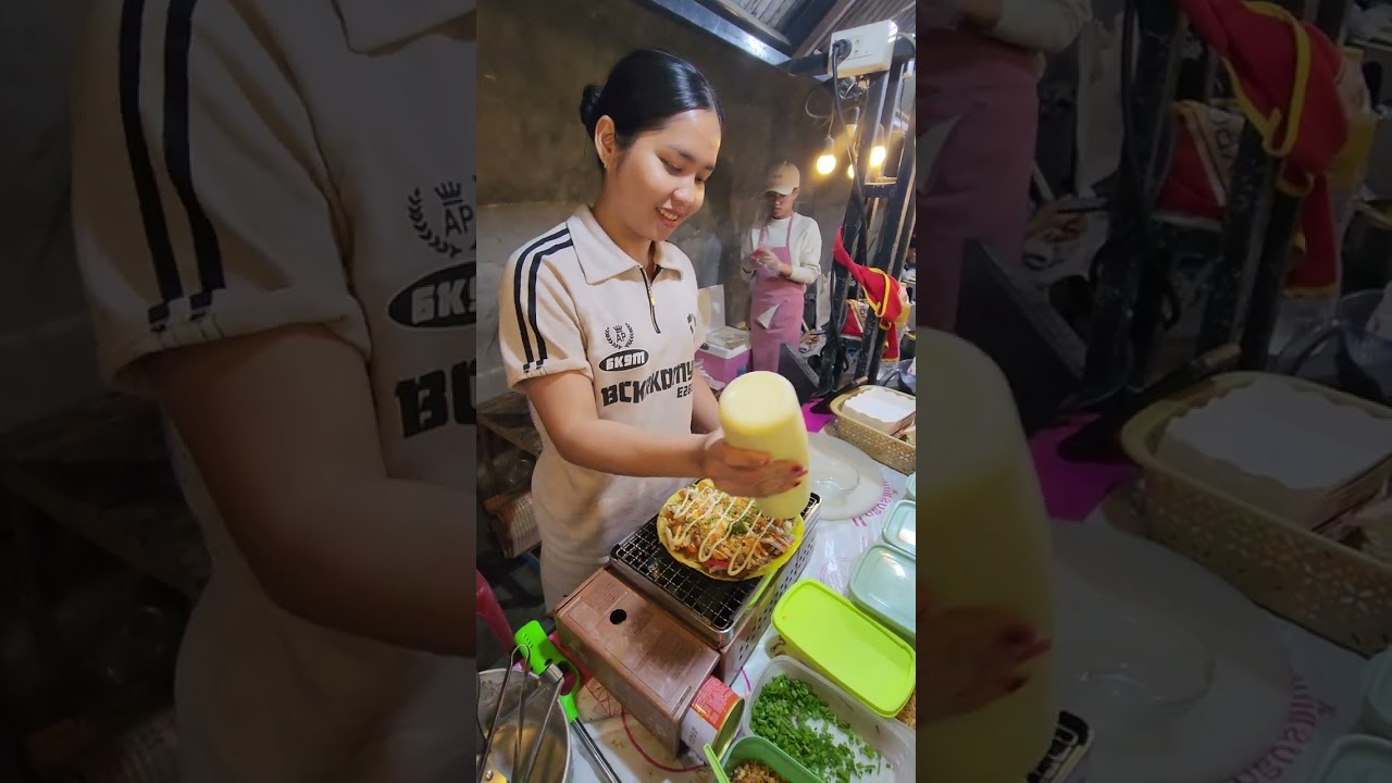 สาวลาว ทำขนมเวียดนามขายในลาวกลาง