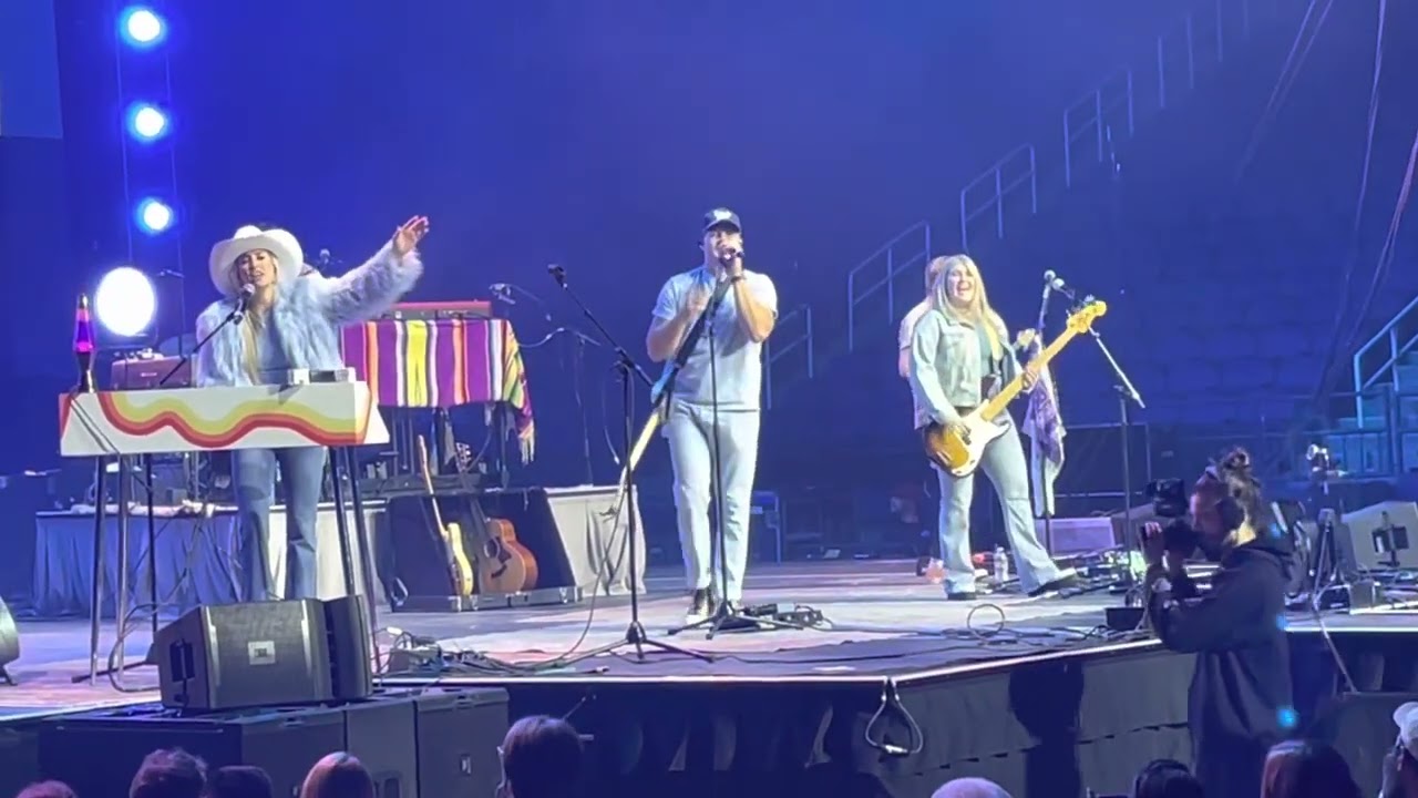 Cain performs Yes He Can live at Greensboro Coliseum 10/22/22