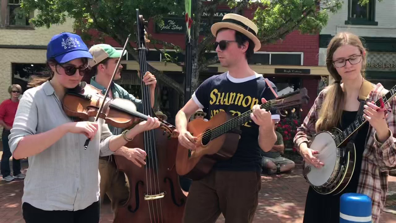 Ain’t Gonna Rain No More - Bill and the Belles - Bear on the Square 2019
