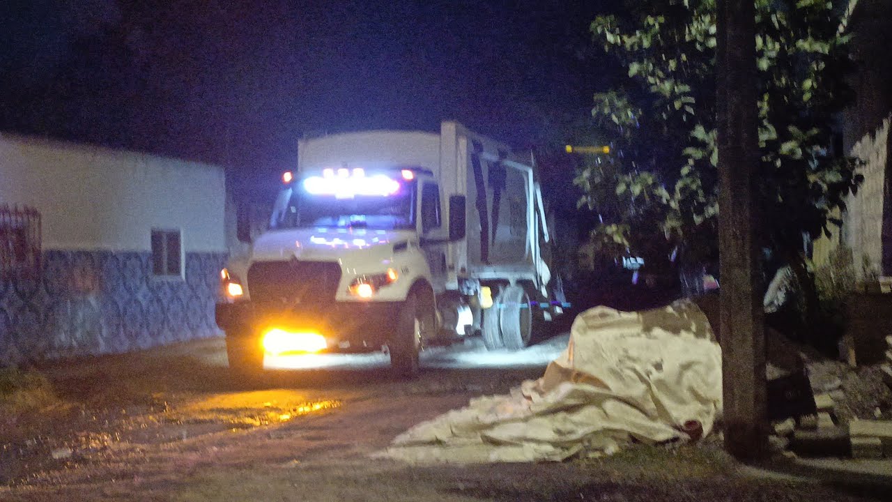 Excelente Luces de este Camión de Basura🚮🚯 Pasando en el Amanecer🌄🌅🌇 Y compactando la basura 🇲🇽🚛😎