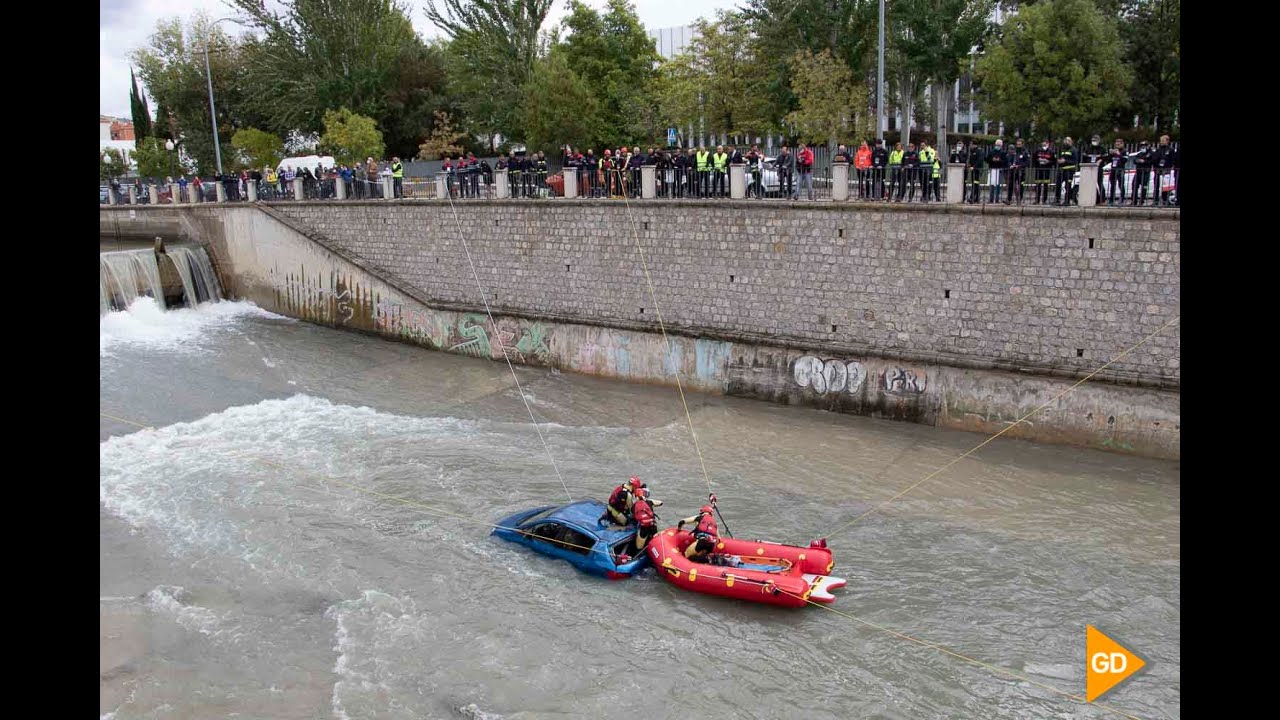 Los Bomberos de Granada realizan un simulacro de rescate en el río Genil