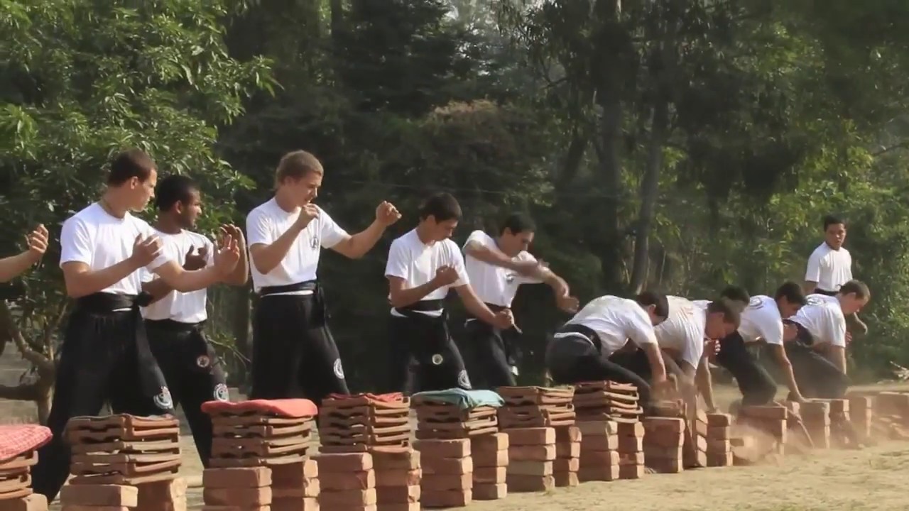 Tong Long Kung Fu Breaking bricks/Кунгфу Индия - ломают черепицу.