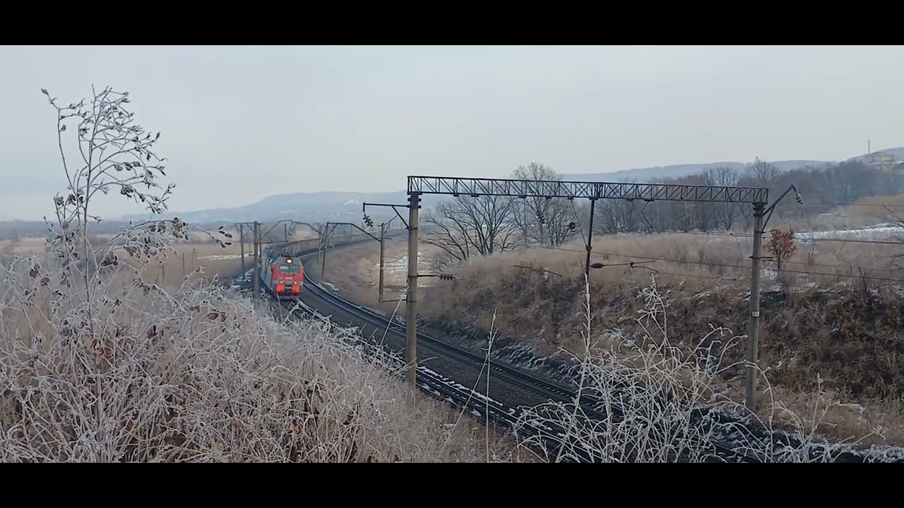 Электровоз 3ЭС5К-161 "Ермак" с грузовым поездом следует по зимнему Транссибу морозным утром.