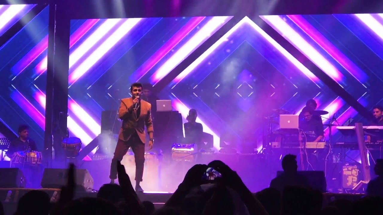 Sonu Nigam&rsquo;s funny moments while performance