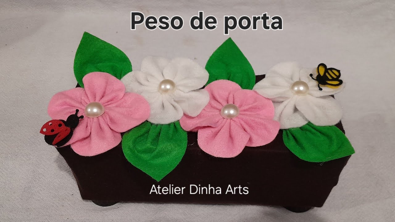 Peso de porta com caixa de leite e flores de feltro