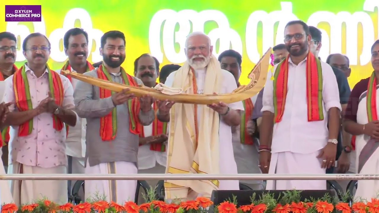നരേന്ദ്ര മോദി വേദിയിൽ; ആർത്തുവിളിച്ച് പ്രവർത്തകർ, കൈ വീശി അഭിവാദ്യം | Pathanamthitta