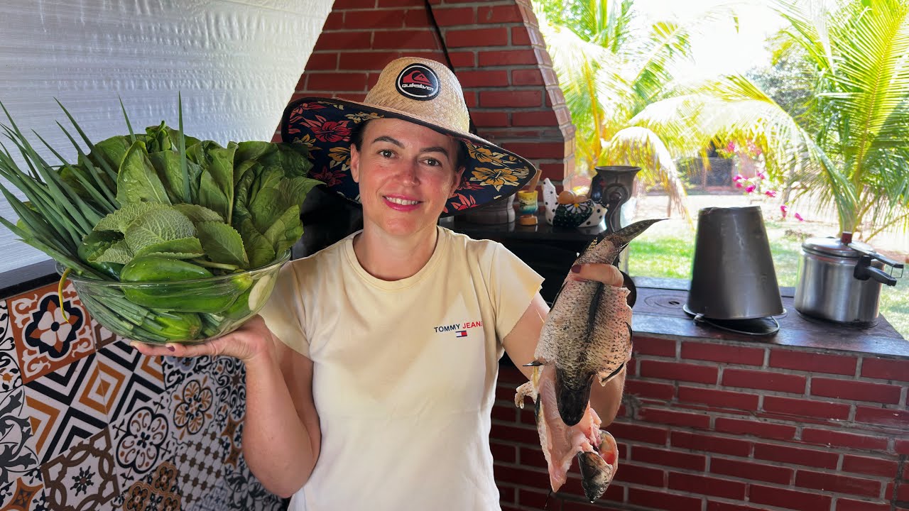 Um fogão a lenha 🪵 três peixes e um maço de almeirão e uma boia pra 4 pessoas e muita labuta